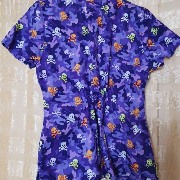 Scrubs purple bones Shakin top - Picture 4 of 8